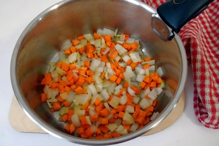 Суп-лечо с мясными фрикадельками: шаг 3