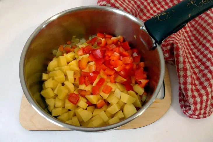 Суп-лечо с мясными фрикадельками: шаг 4
