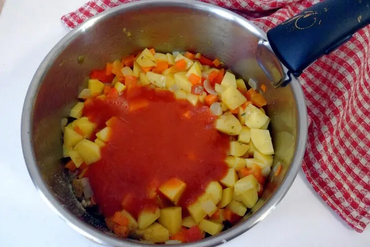 Суп-лечо с мясными фрикадельками: шаг 5