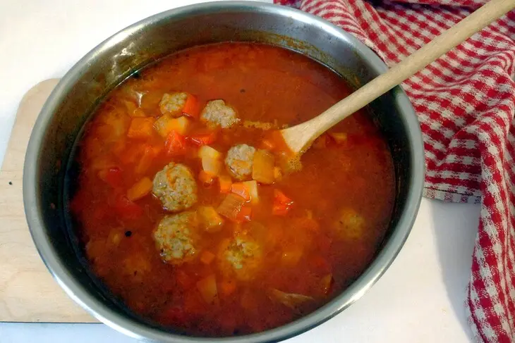 Суп-лечо с мясными фрикадельками: шаг 7