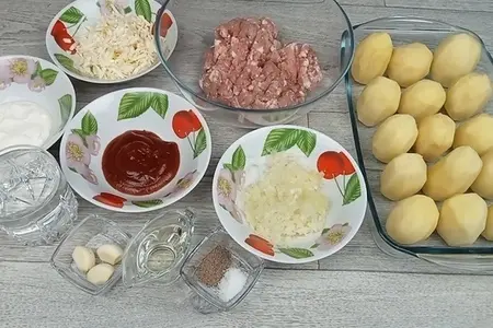 Запечённый в духовке картофель с фаршем и плавленым сыром на новогодний стол: шаг 1