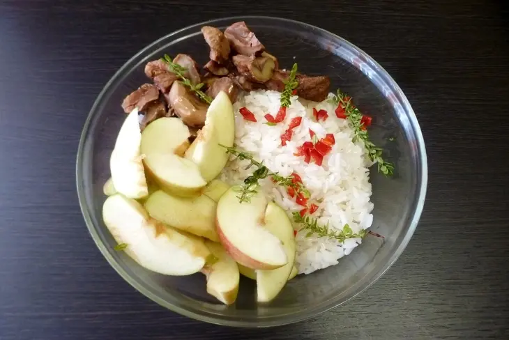 Запеченная курица с рисом, каштанами и яблоками: шаг 3
