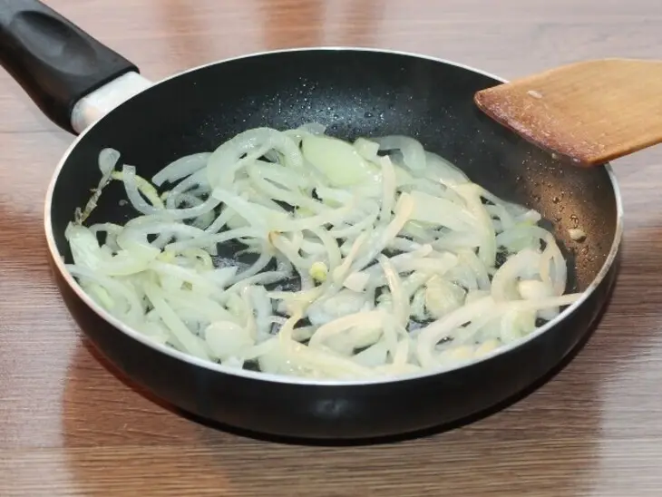 Минтай с зажаркой под соусом: шаг 7