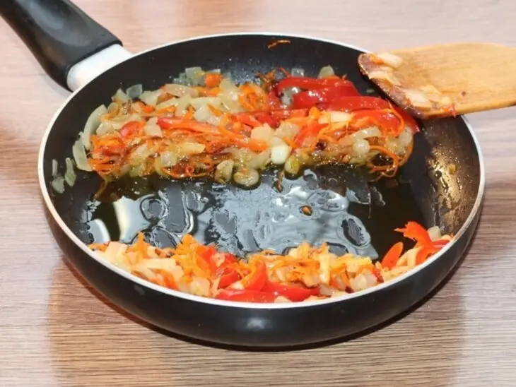 Минтай с зажаркой под соусом: шаг 10