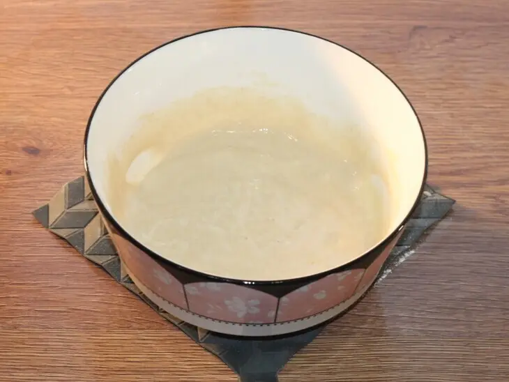 Сладкие пасхальные крученки с изюмом: шаг 1