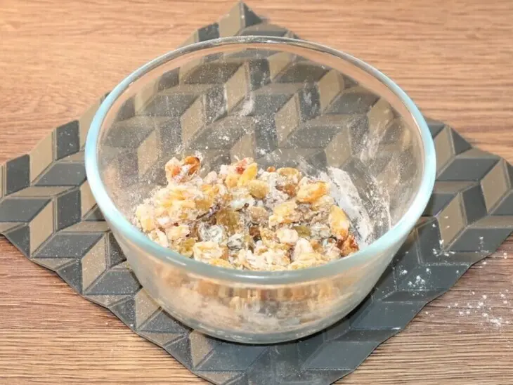 Сладкие пасхальные крученки с изюмом: шаг 3