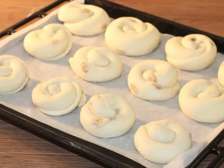 Сладкие пасхальные крученки с изюмом: шаг 14