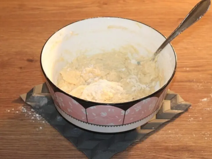 Пирожки печёные с яблоками и корицей: шаг 7