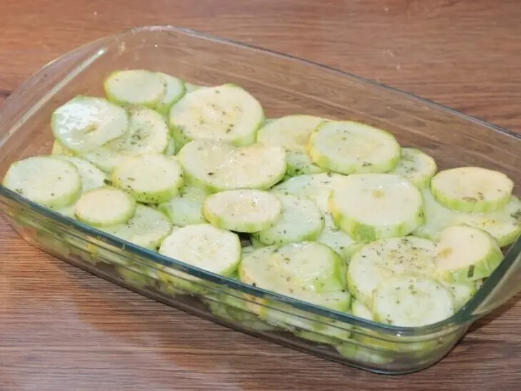 Куриные котлеты на кабачковой подушке: шаг 5
