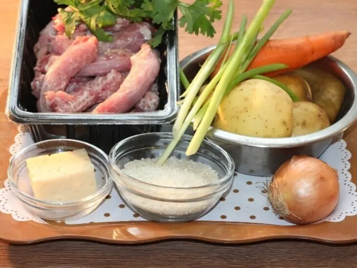 Cуп из куриных шеек с рисом: шаг 1