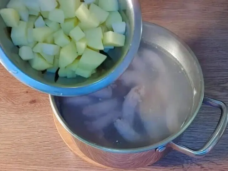Cуп из куриных шеек с рисом: шаг 4
