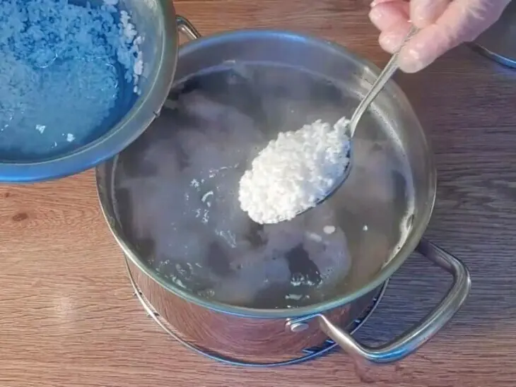 Cуп из куриных шеек с рисом: шаг 6