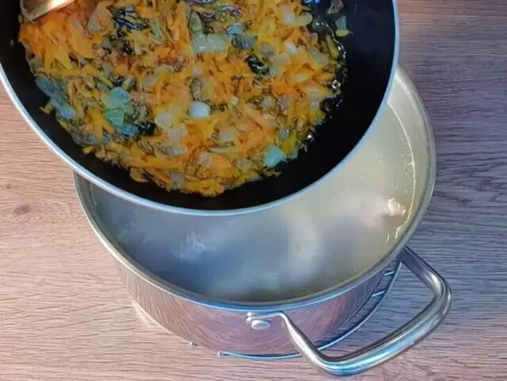 Cуп из куриных шеек с рисом: шаг 7