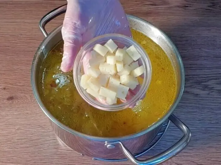 Cуп из куриных шеек с рисом: шаг 8