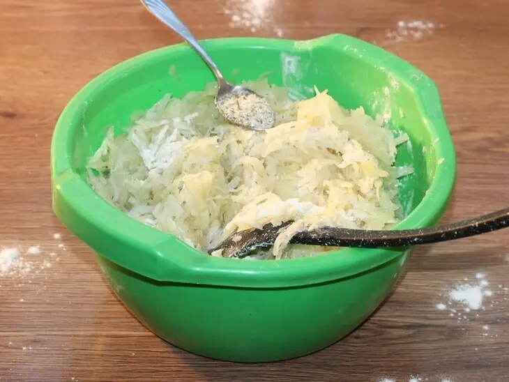 Картофельные лепешки с мясным припеком: шаг 6