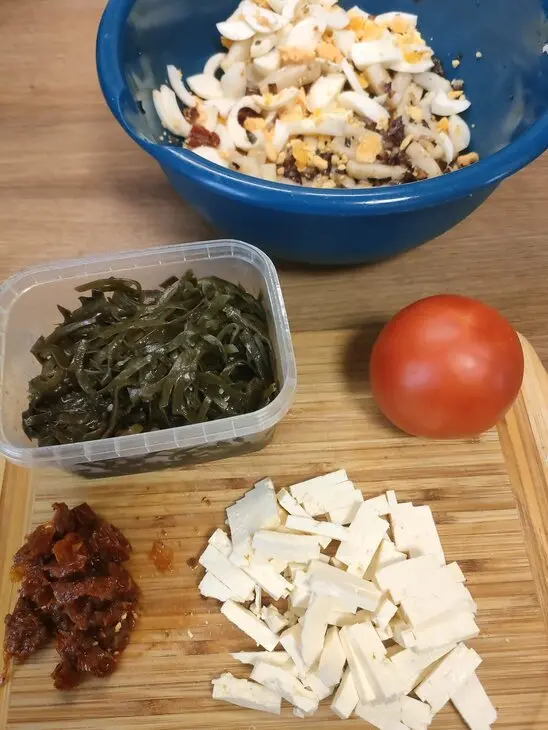 Салат с кальмарами и морской капустой: шаг 1
