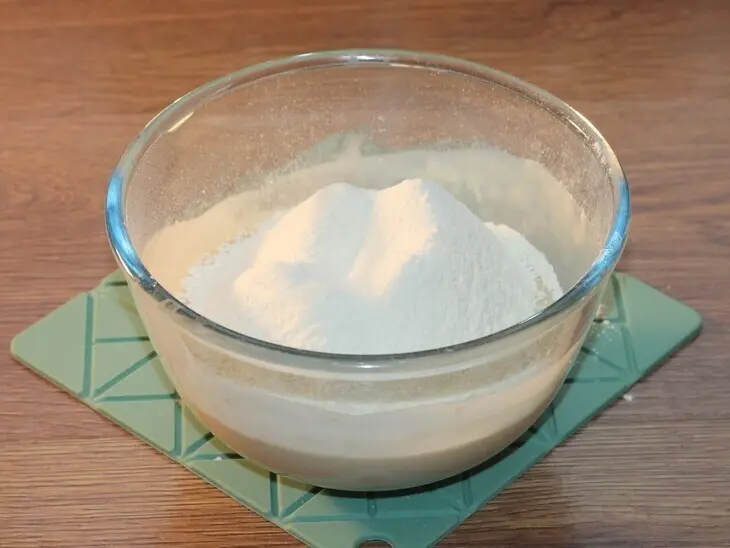 Пышные пирожки с жаренным луком и яйцом: шаг 1