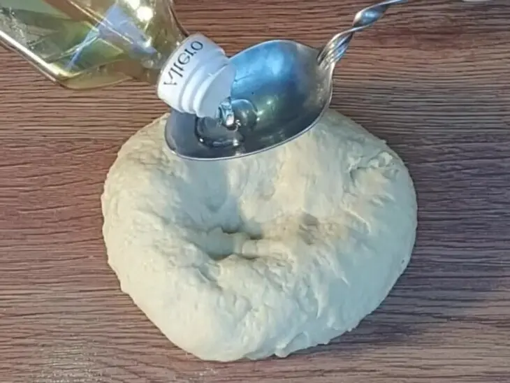 Пышные пирожки с жаренным луком и яйцом: шаг 2