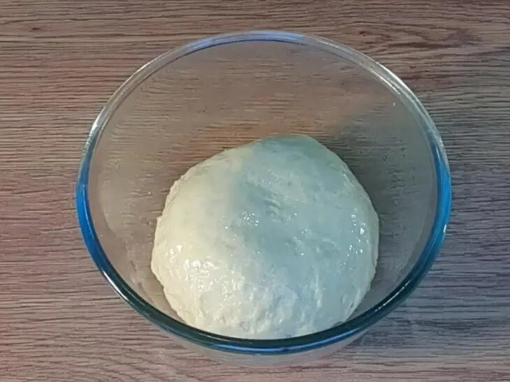 Пышные пирожки с жаренным луком и яйцом: шаг 3