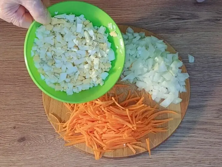 Пышные пирожки с жаренным луком и яйцом: шаг 4