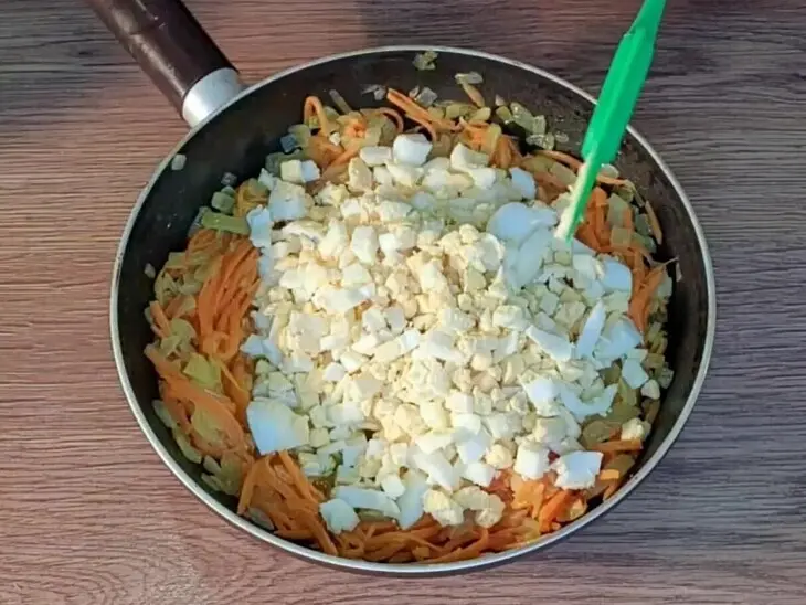 Пышные пирожки с жаренным луком и яйцом: шаг 5
