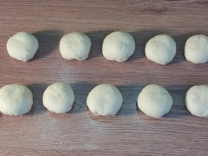 Пышные пирожки с жаренным луком и яйцом: шаг 6