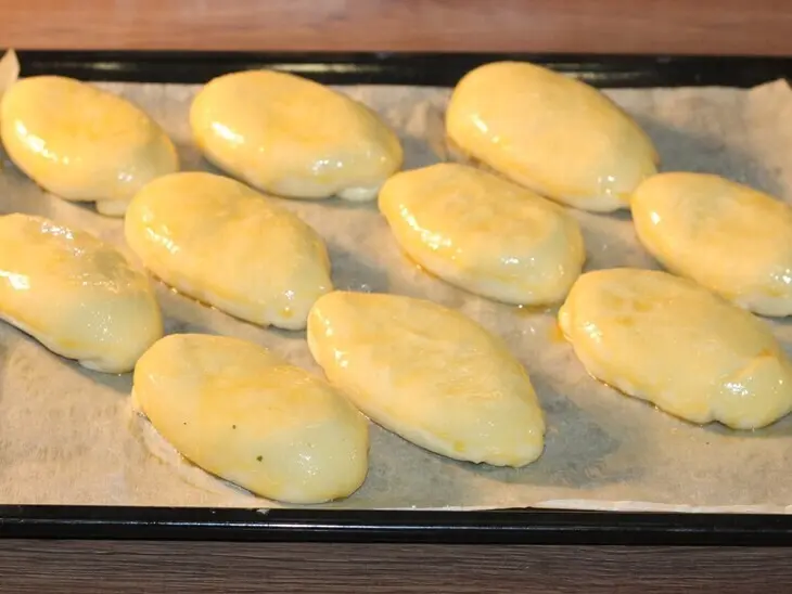 Пышные пирожки с жаренным луком и яйцом: шаг 7