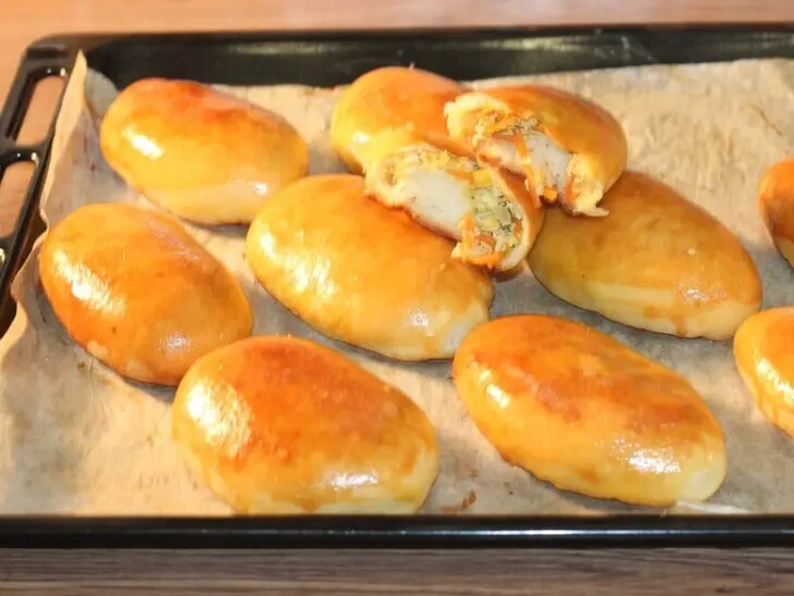 Пышные пирожки с жаренным луком и яйцом: шаг 8
