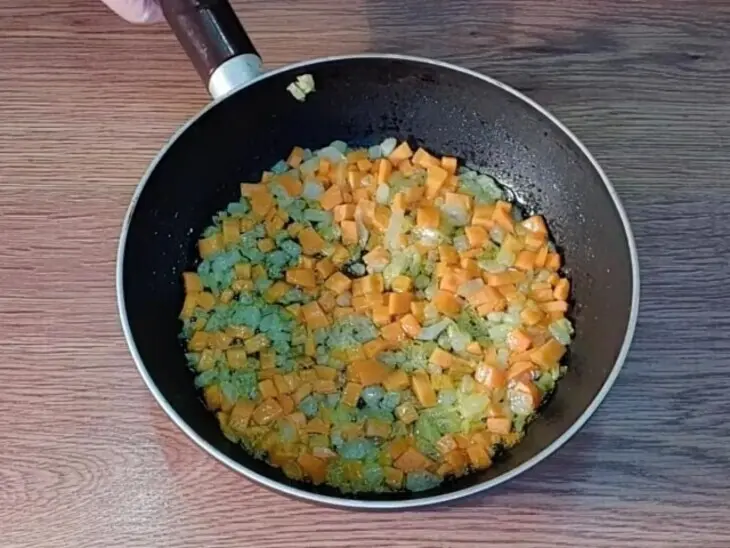 Мясные пенечки с грибами под соусом: шаг 3