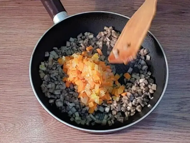 Мясные пенечки с грибами под соусом: шаг 4