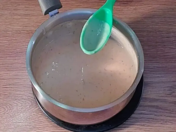 Мясные пенечки с грибами под соусом: шаг 5