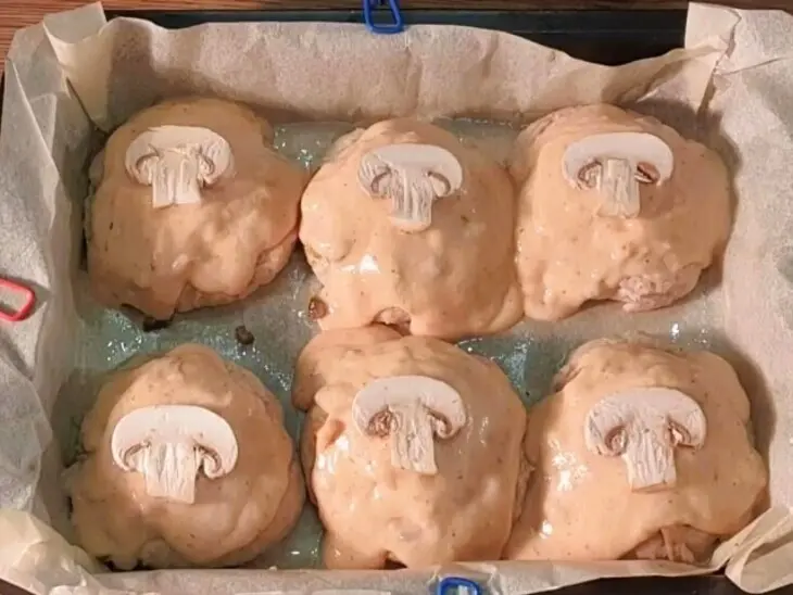 Мясные пенечки с грибами под соусом: шаг 8