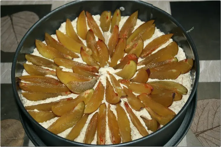 Ореховый пирог со сливами.: шаг 4