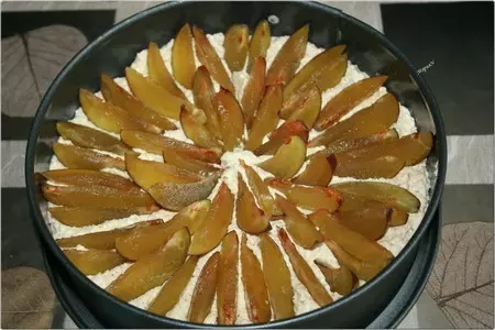 Ореховый пирог со сливами.: шаг 4