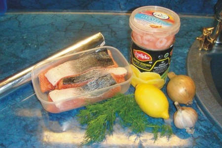 Запечённая в фольге лососина с креветками.: шаг 1