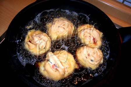 Сырно-помидорные заварные пончики с начинкой: шаг 6