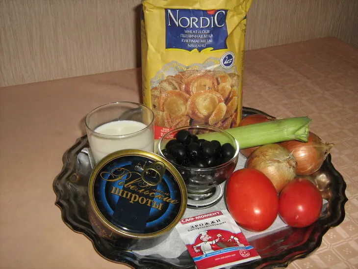 Луковый пирог со шпротами: шаг 1