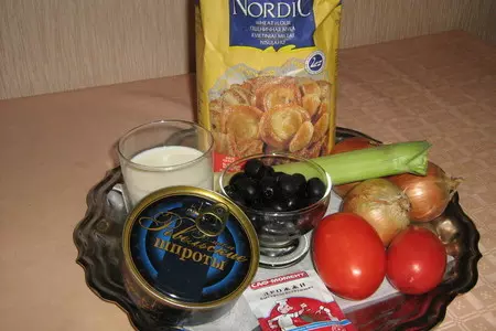 Луковый пирог со шпротами: шаг 1