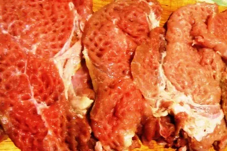 Свиные рулетики с тушенной капустой: шаг 1