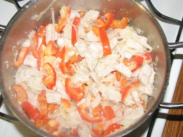 Свинина тушенная с овощами: шаг 4
