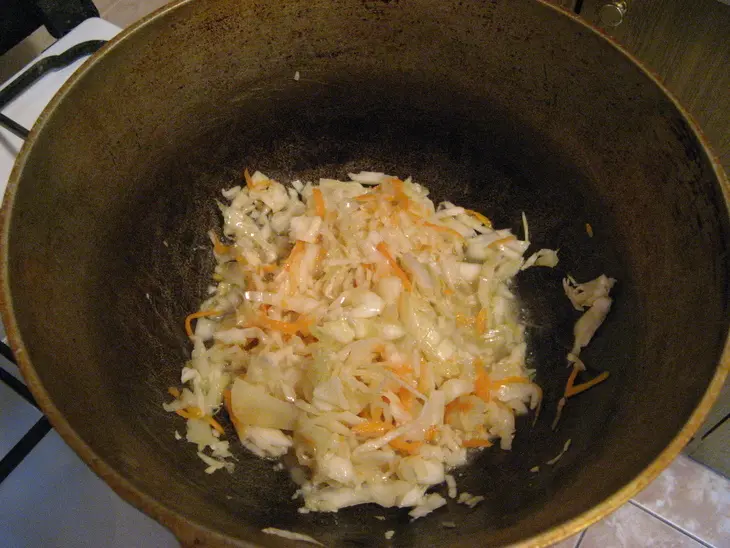 Тушеная, квашенная капуста с сосисками под чесночным соусом: шаг 1