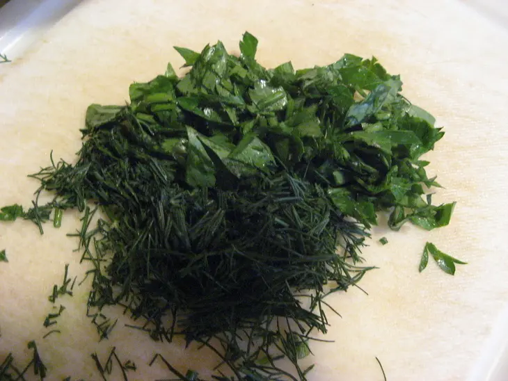 Тушеная, квашенная капуста с сосисками под чесночным соусом: шаг 4