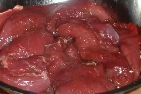 Мясные рулетики с начинкой: шаг 1