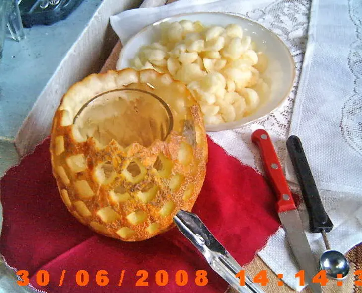 "корзиночка для фруктов" из дыни: шаг 2