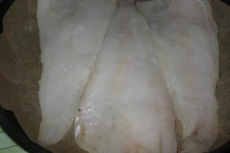 Рыба запеченная под свеклой с грецкими орехами.: шаг 2