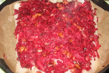 Рыба запеченная под свеклой с грецкими орехами.: шаг 3