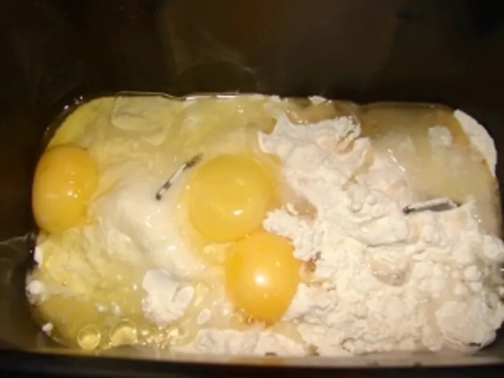 Суп с домашней лапшой, тушёнкой и грибами: шаг 1