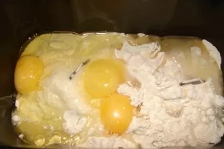 Суп с домашней лапшой, тушёнкой и грибами: шаг 1