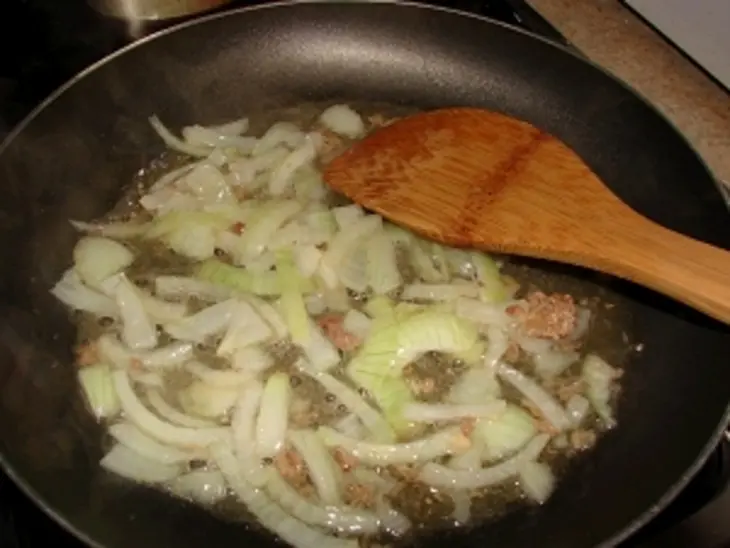 Суп с домашней лапшой, тушёнкой и грибами: шаг 4
