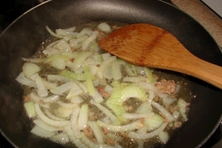 Суп с домашней лапшой, тушёнкой и грибами.: шаг 4